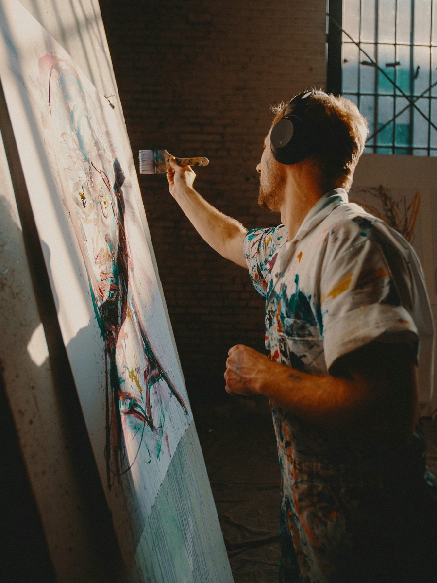Jovem autista pintando em um cavalete